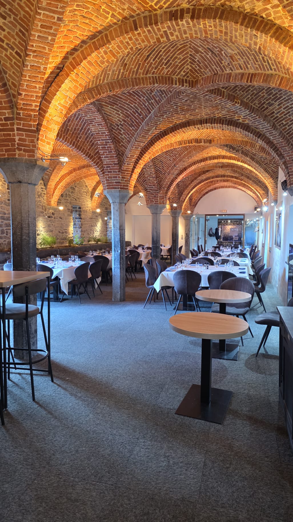 Intérieur du restaurant avec voûtes médiévales